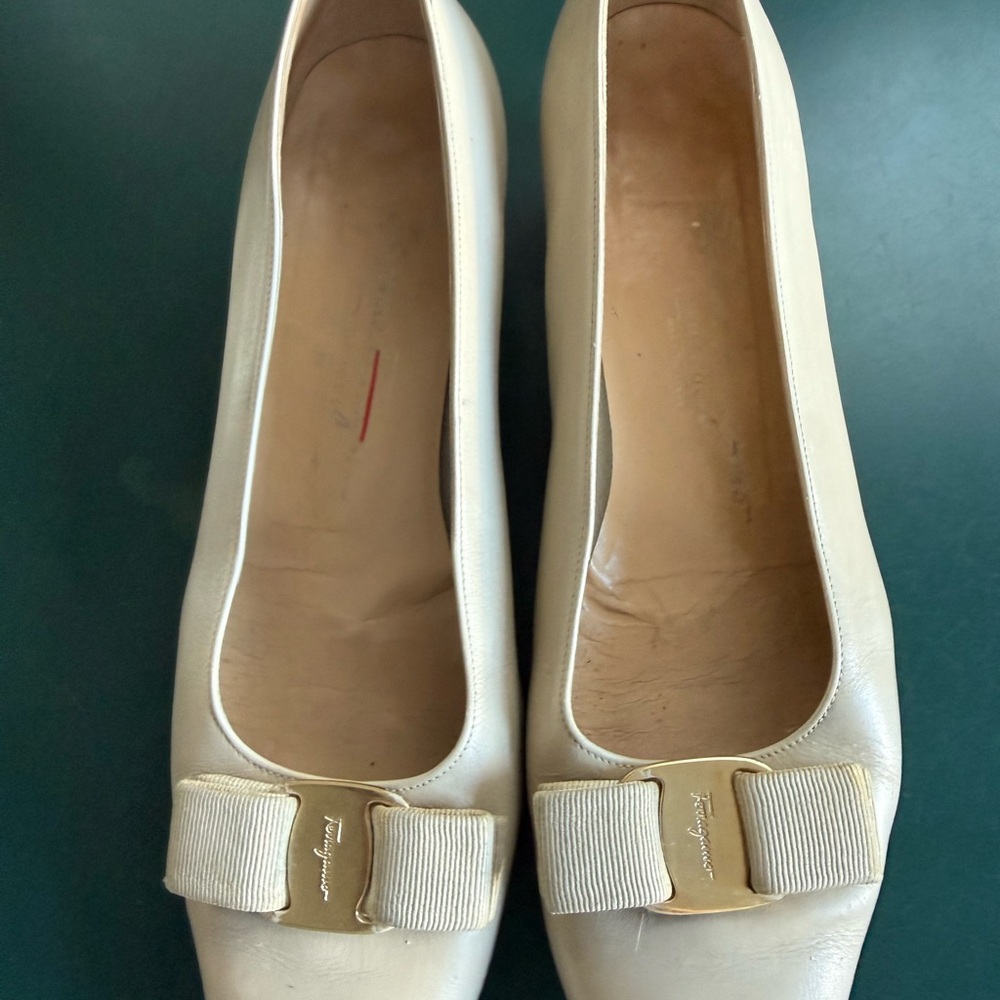 Classic Salvatore Ferragamo Cream Heels with Gold Accent Bows